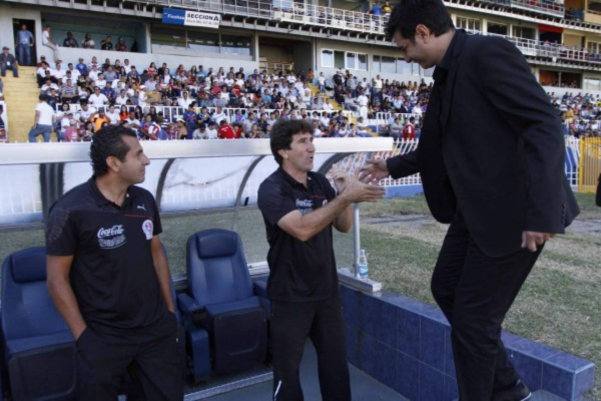 Hector Vargas y Diego Vasquez se saludan, durante el partido entre Olimpia vs Motagua en el Torneo Clausura 2013-14 Foto Ronal Aceituno