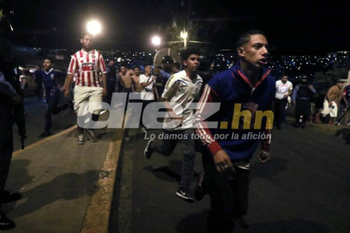 LO QUE NO VISTE EN TV: Relajos en las afueras del Nacional y el baile de Álvarez