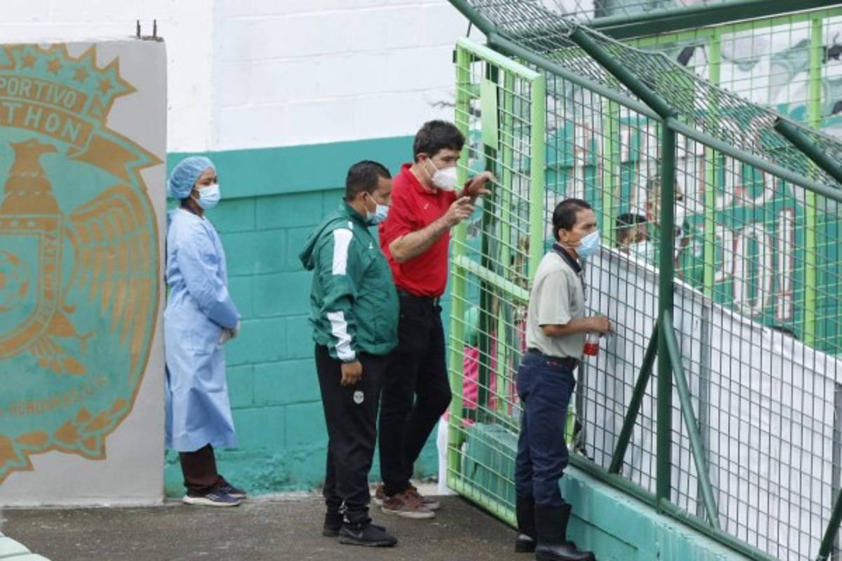 Peleas, expulsiones, festejos y muchas polémicas: Las fotos de Héctor Vargas por Marathón