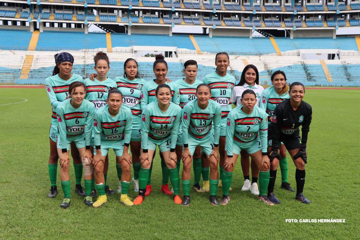 Mayra en la final del torneo nacional de fútbol femenino con el equipo Imprenta Dania FC.