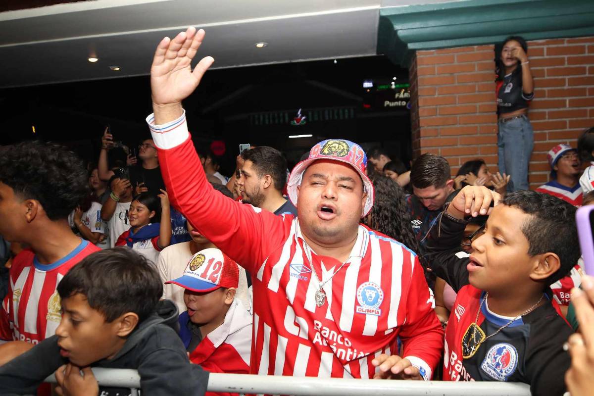 ¡Una locura de banderazo! Afición del Olimpia se desborda junto al plantel pensando en la corona 39