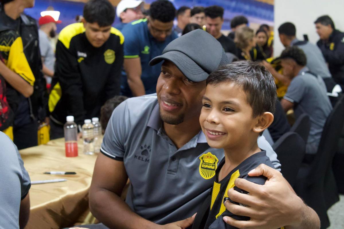 Real España mantiene la buena vibra del liderato en la Liga Nacional de Honduras y comparte con los fanáticos aurinegros