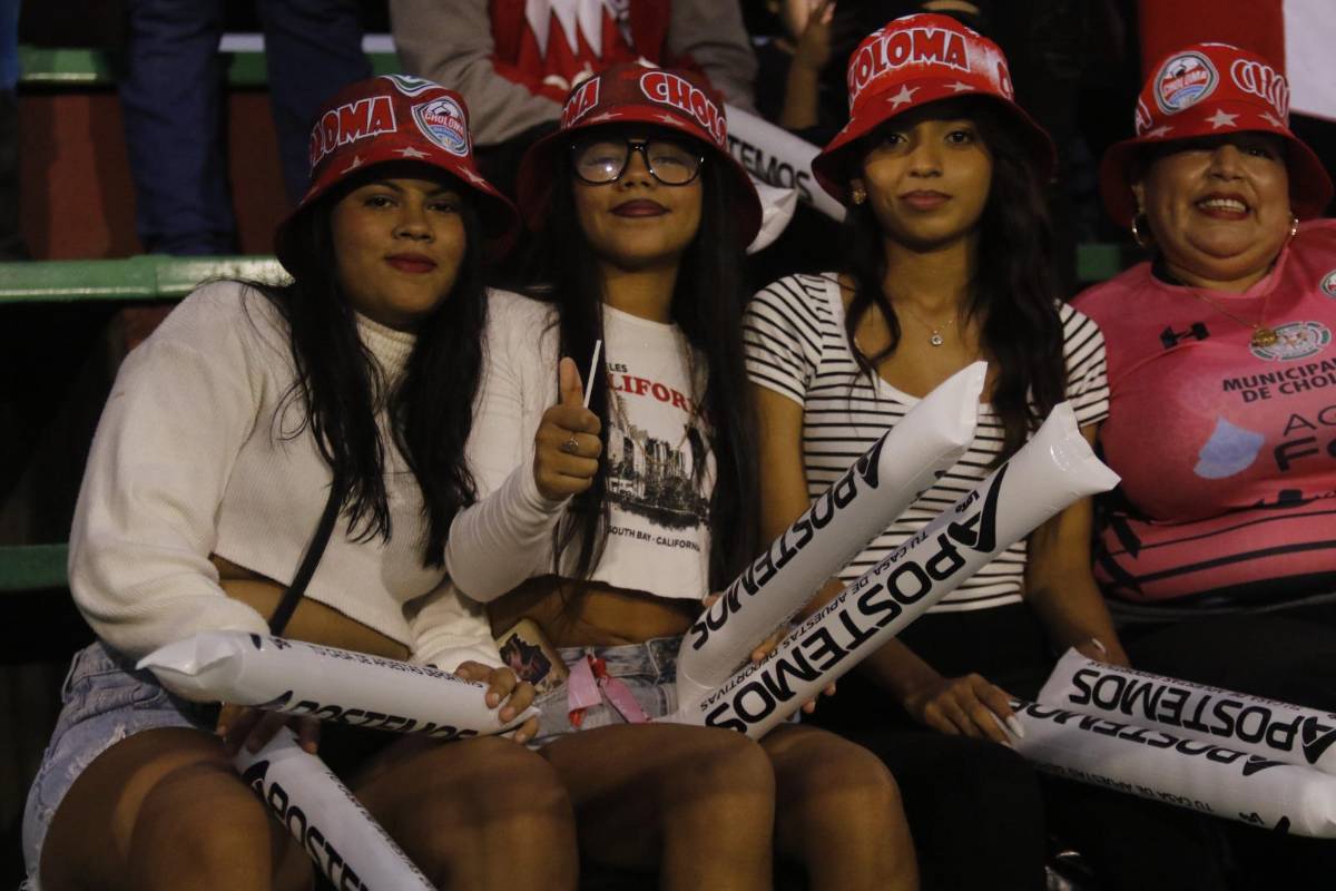 Ambientazo en el estadio Rubén Deras, hermosas jóvenes y ni la lluvia detiene la gran final del ascenso de Honduras entre CD Choloma y Platense