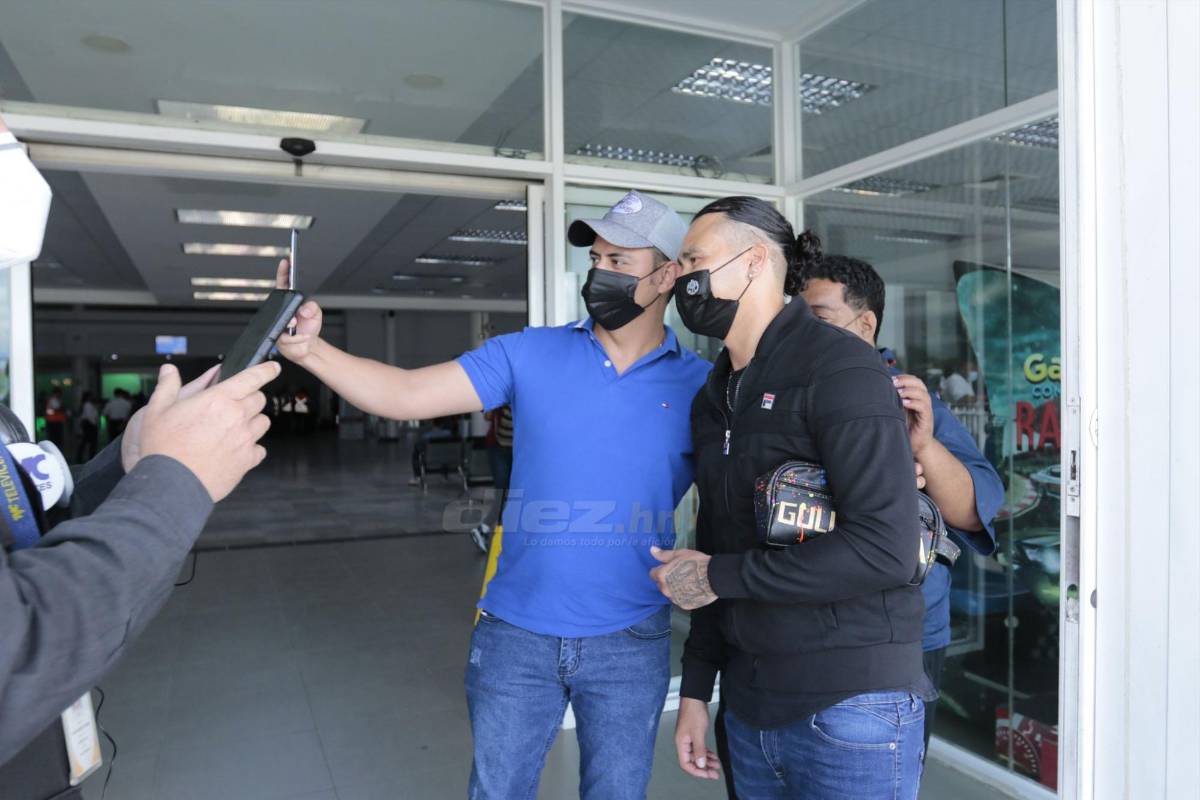 Así ha sido el primer día del mexicano ‘Gullit’ Peña en Honduras: ya se puso la roja del Vida, el dorsal que lucirá y su promesa