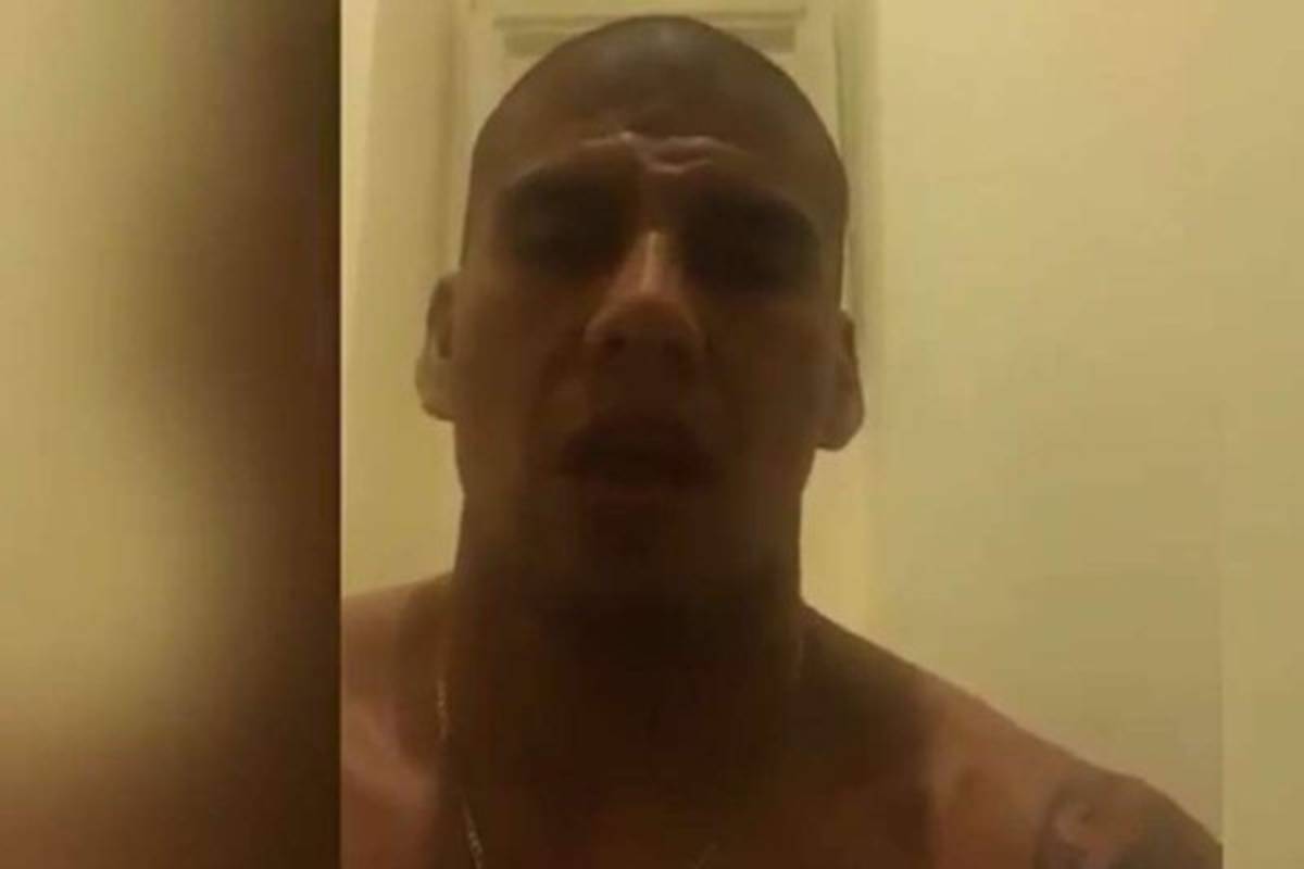 Filtran material del mexicano Carlos Salcido complaciéndose él mismo