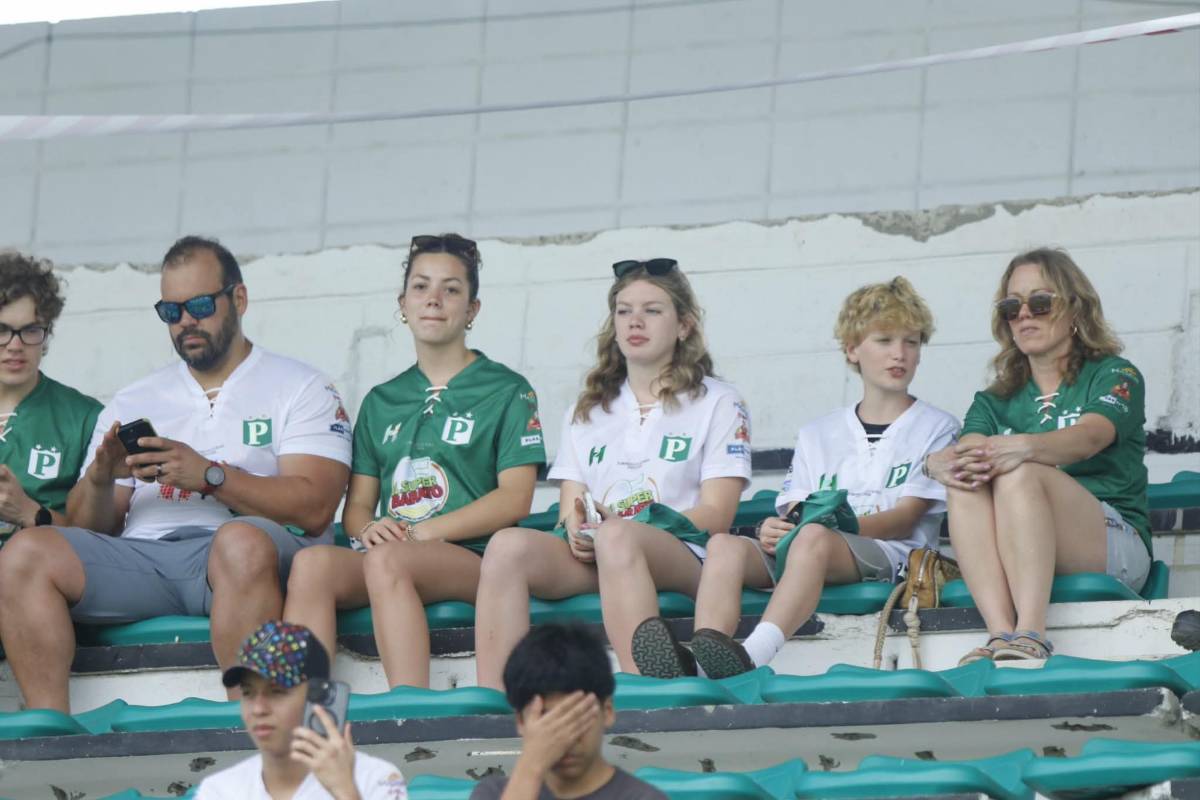 La preciosa rubia en las gradas que opacó a las modelos en el Excélsior y la leyenda hondureña que apoyó a Platense