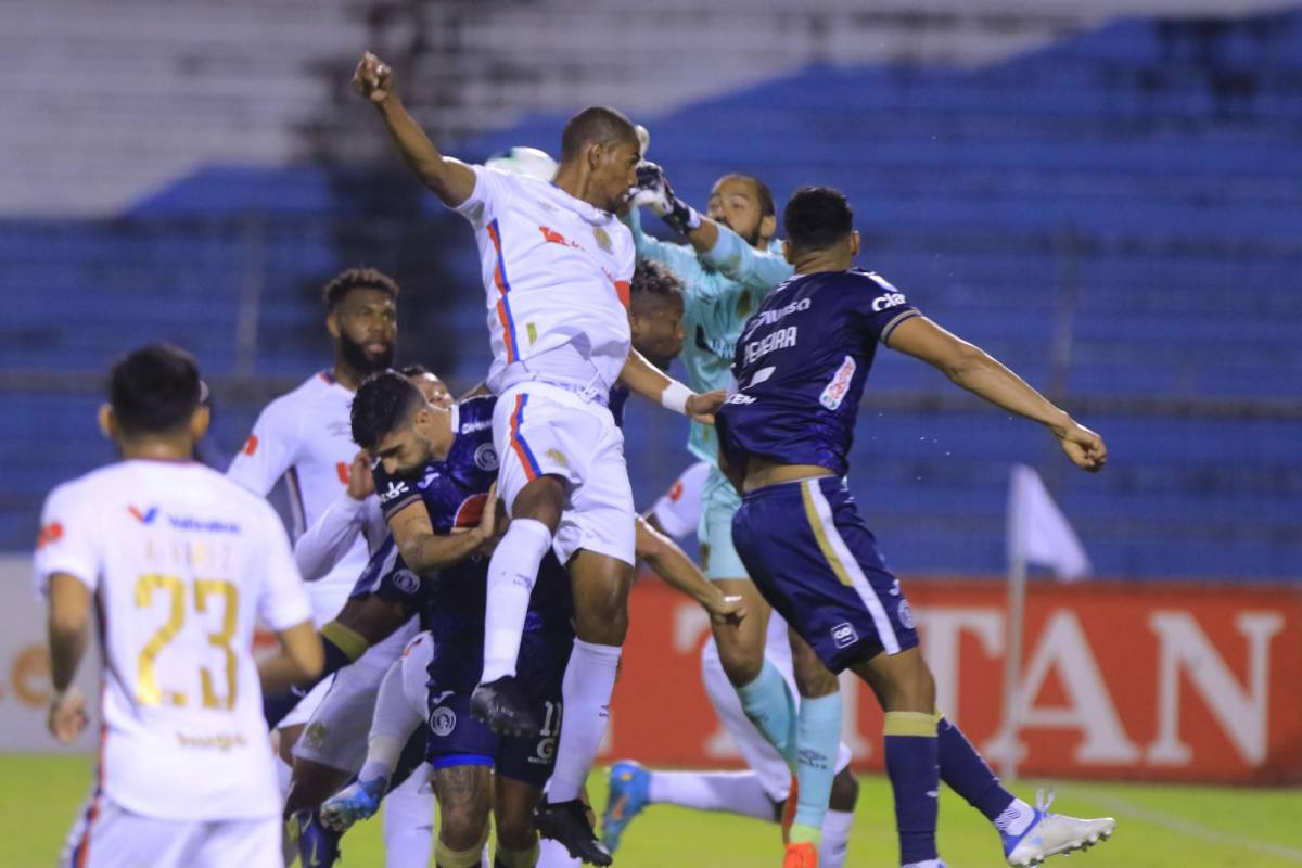 En el clásico de la primera vuelta, Olimpia venció 3-1 a Motagua en San Pedro Sula.