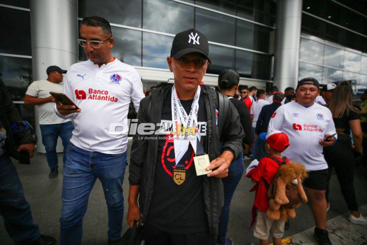 La llegada triunfal del campeón Olimpia a Honduras: La locura del ‘Patón’, el recibimiento a Bengtson y ¿quién bajó la copa?