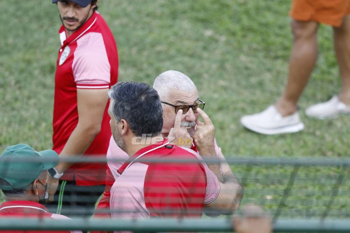 El Yankel Rosenthal se calentó por la goleada: Keosseián se enfrenta con aficionados que también arremeten contra el portero Denovan Torres