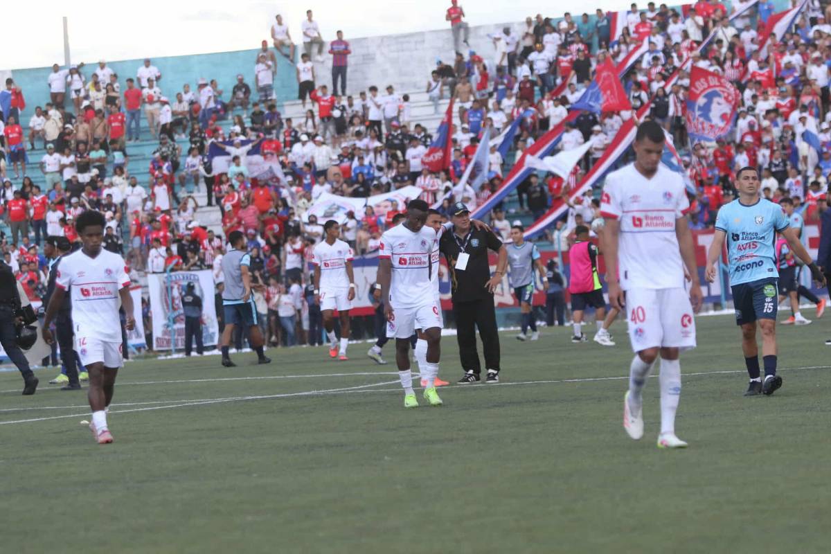 Olimpia se fue humillado, furia de Espinel, ex del León le gritó el gol a la banca y directivo bajó a hablar con los jugadores tras goleada ante Génesis PN