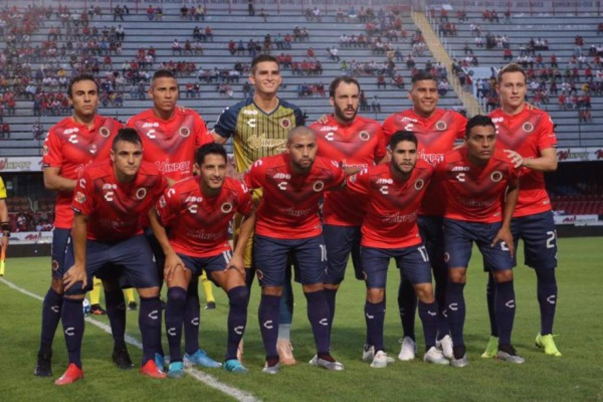 Durmiendo abajo del estadio y al borde del descenso: El calvario que vive el Veracruz de México