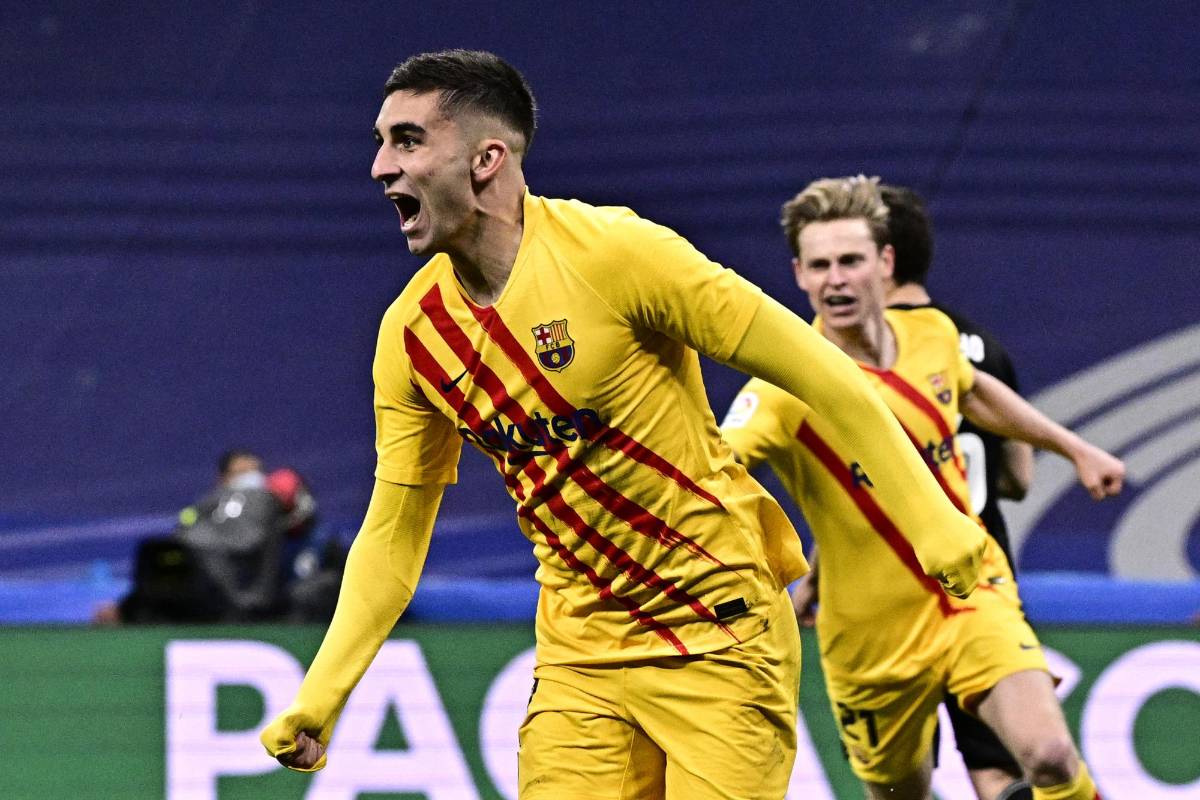 FOTOS: El abrazo de Xavi a Vinicius, Piqué defiende a Ter Stegen de un encontronazo y la famosa cantante en el Real Madrid-Barcelona