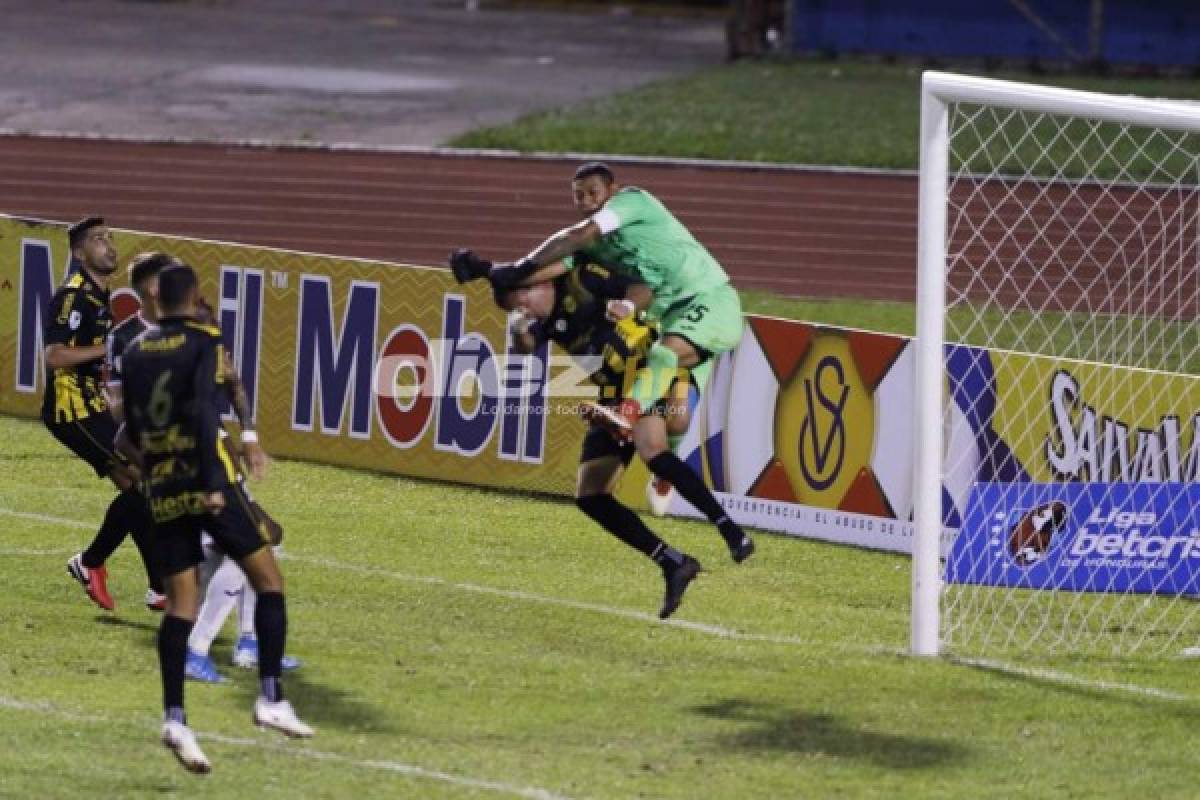 Peleas en las gradas y patadas entre jugadores; así de bravo fue el Real España-Marathón