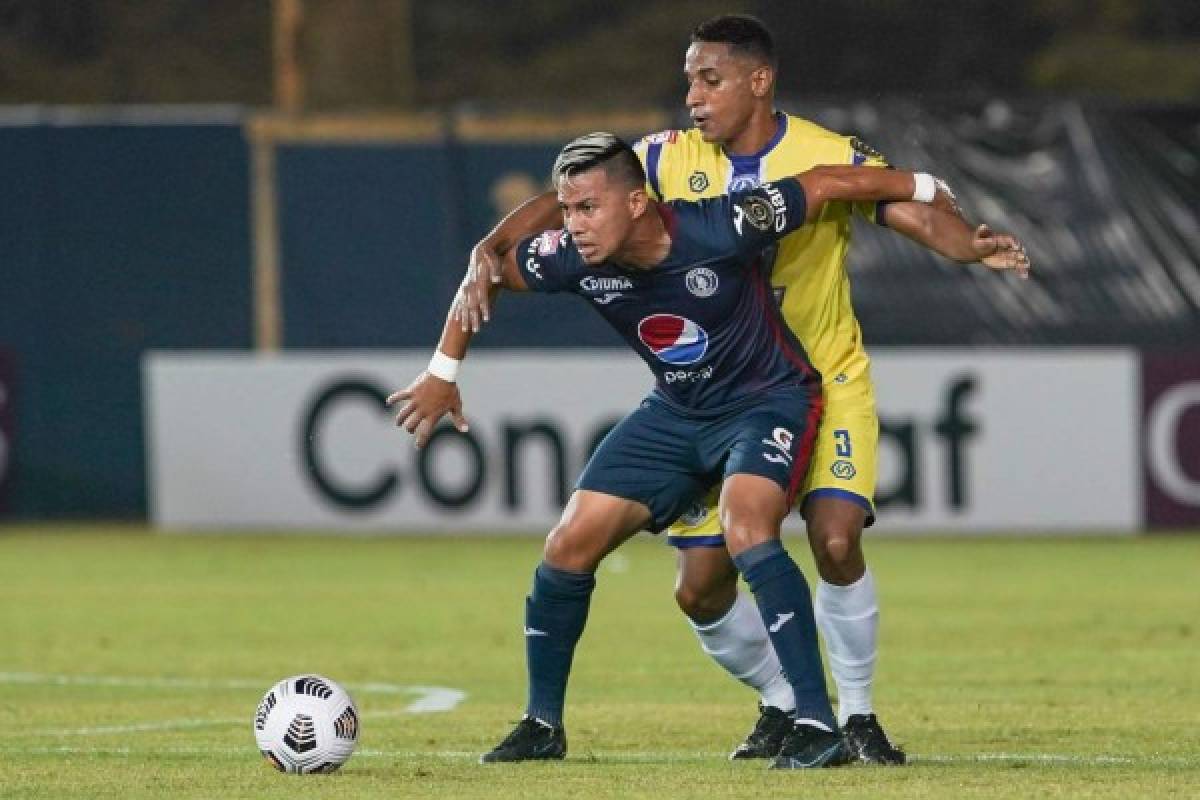 PANAMA, PANAMA. SEPTEMBER 23th: Marco Tulio #11 of FC Motagua and Damaso Pichon #3 of Universitario during the match beetween Universitario vs FC Motagua as part of the 2021 Scotiabank CONCACAF League held at the Road Carew Stadium, in Panama, Rep of Panama. (Photo: CONCACAF/STRAFFON IMAGES/ AE Sports Images AESI Photo AgencyEliecer AizpruaBanfield/Mandatory Credit/Editorial Use/Not for Sale/Not Archive)