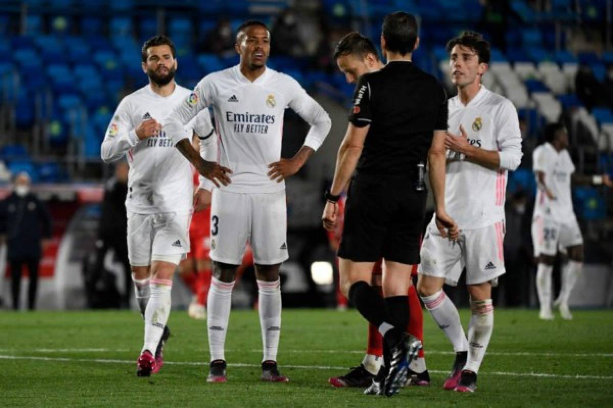 Fotos: Zidane fue a buscar al árbitro y los polémicos penales en el Real Madrid-Sevilla