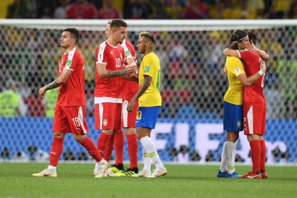 CURIOSO: El show de Neymar, jugador queda 'desnudo' y ¡pelea en las gradas!