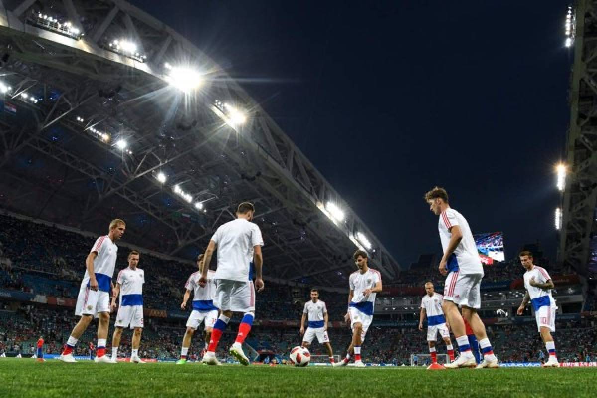 Russia's players warm up prior to the Russia 2018 World Cup quarter-final football match between Russia and Croatia at the Fisht Stadium in Sochi on July 7, 2018. / AFP PHOTO / Kirill KUDRYAVTSEV / RESTRICTED TO EDITORIAL USE - NO MOBILE PUSH ALERTS/DOWNLOADS
