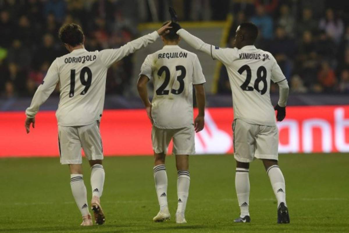 Real Madrid's Spanish defender Sergio Reguilon Rodriguez (C), Real Madrid's Spanish defender Alvaro Odriozola and Real Madrid's Brazilian forward Vinicius Jose Paixao de Oliveira Junior celebrate after scoring during the UEFA Champions League group G football match Viktoria Plzen v Real Madrid in Plzen, Czech Republic on November 7, 2018. (Photo by Michal CIZEK / AFP)