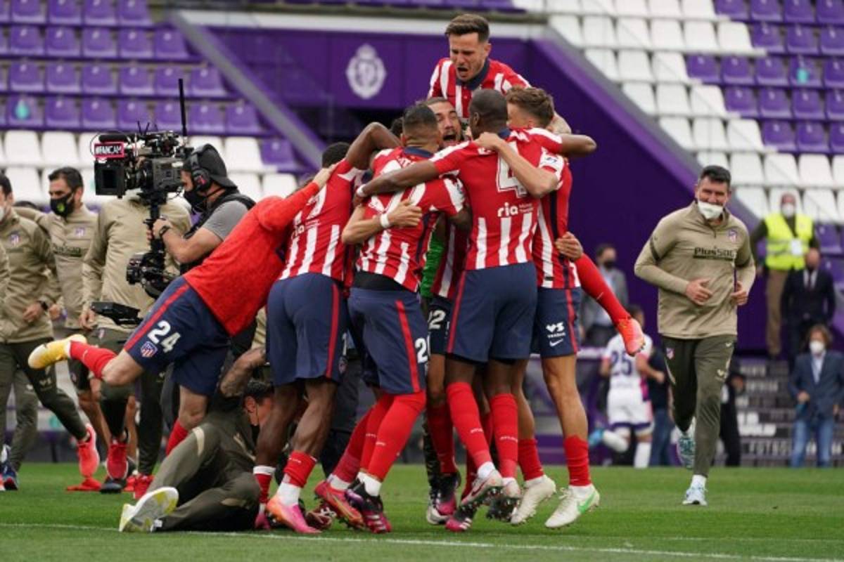 Júbilo y tristeza: El enorme gesto de Luis Suárez y la triste imagen de Benzema tras la coronación del Atlético