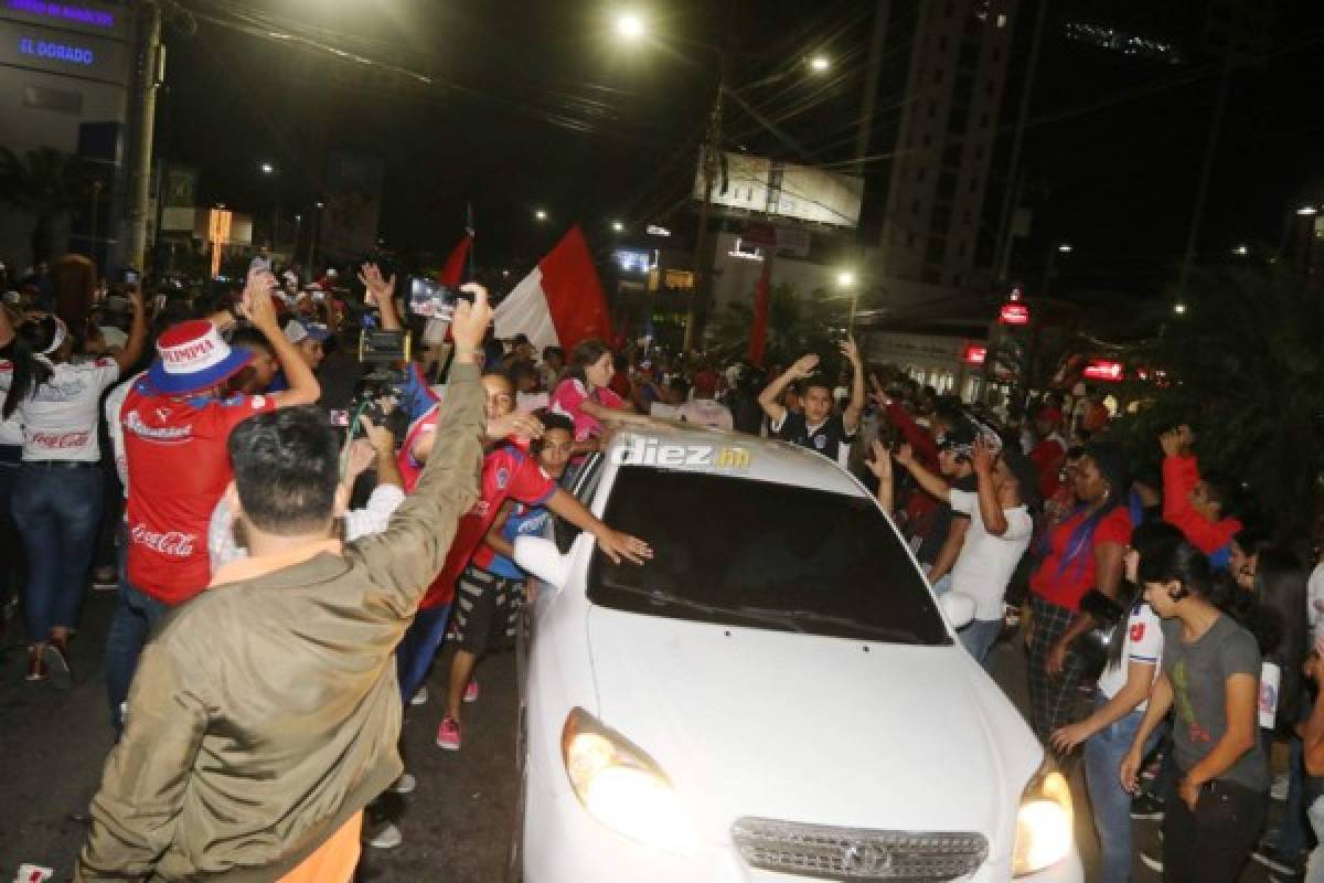 Afición de Olimpia armó un carnaval en las calles de Tegucigalpa festejando la 31