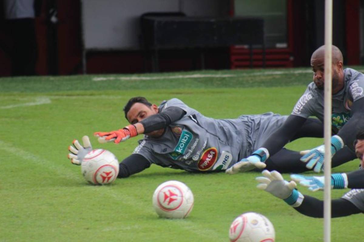 Adidas manda bien equipado a Keylor Navas que da el ejemplo en los entrenamientos