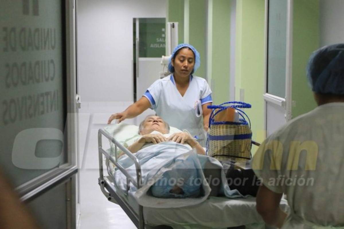 FOTOS: Así sacaron a Chelato Uclés de cuidados intensivos