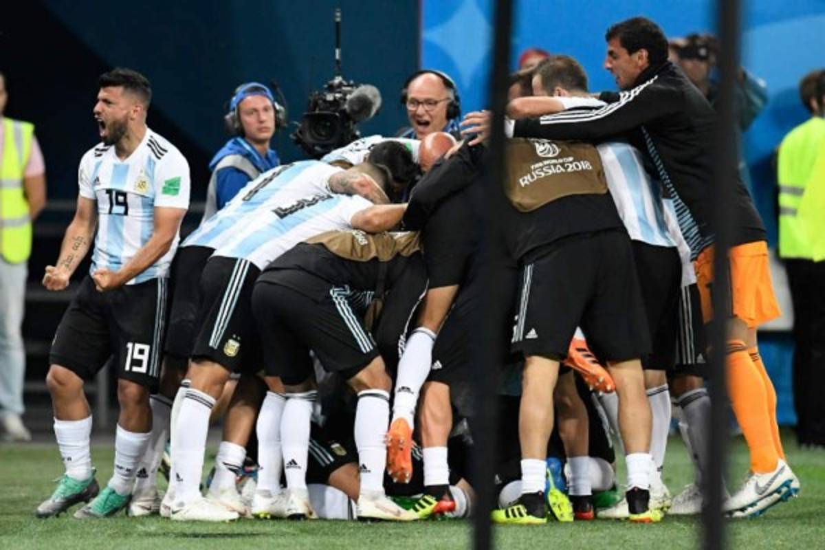 Lo que no se vio en TV: La fría celebración de Sampaoli con Messi y el show de Maradona en las gradas