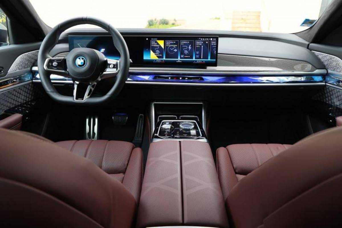 Real Madrid le dio esta máquina a Mbappé: cuánto cuesta el nuevo auto del francés, todos sus lujos y Florentino tiene uno igual