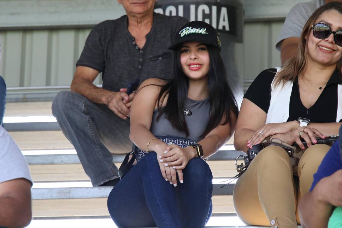 ¿Quién es la aficionada que robó suspiros? Ambientazo se vive con el partido del descenso entre Juticalpa FC y Real Sociedad