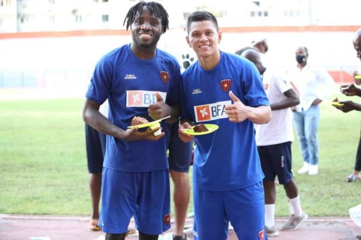 ¡Hasta la hace de modelo! Así es la nueva vida del volante hondureño Bryan Moya en Angola