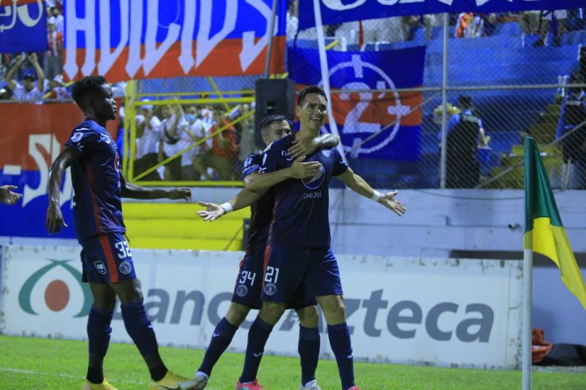 Roberto Moreira celebra su gol ante el Olimpia en el Morazán.