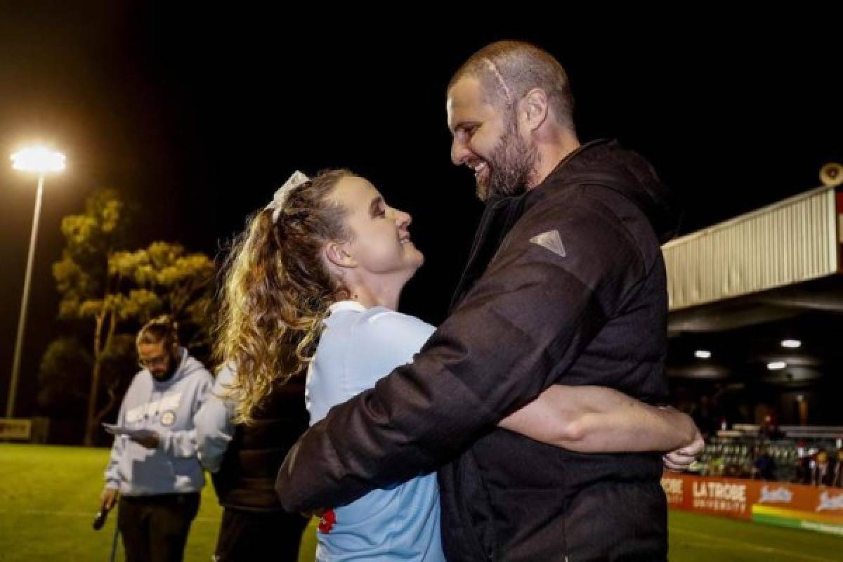 Increíble final: Decidió retirarse del fútbol para apoyar a su esposo con una enfermedad y así fue sorprendida