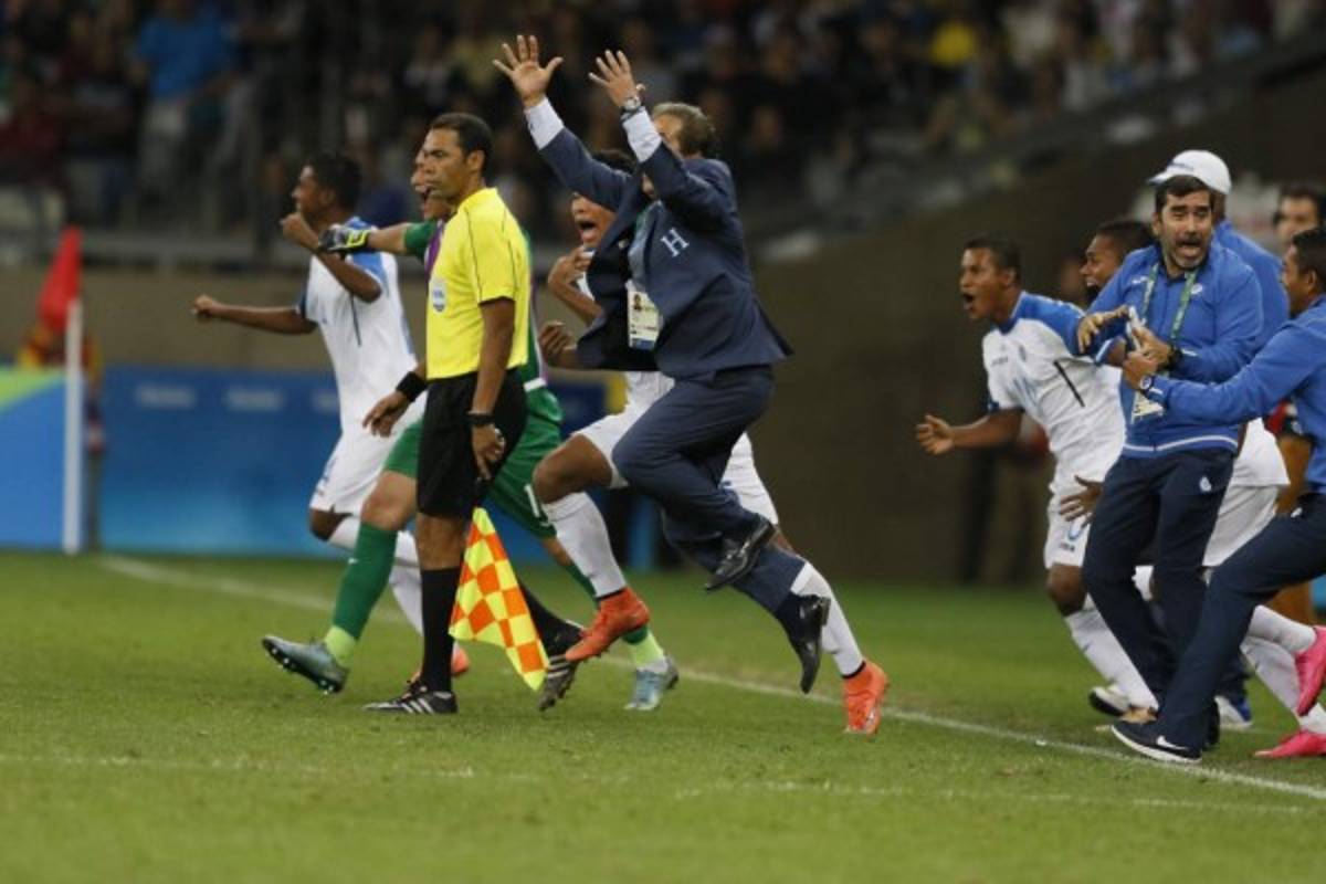 La eufórica celebración de Jorge Luis Pinto tras el pase de Honduras a semifinales