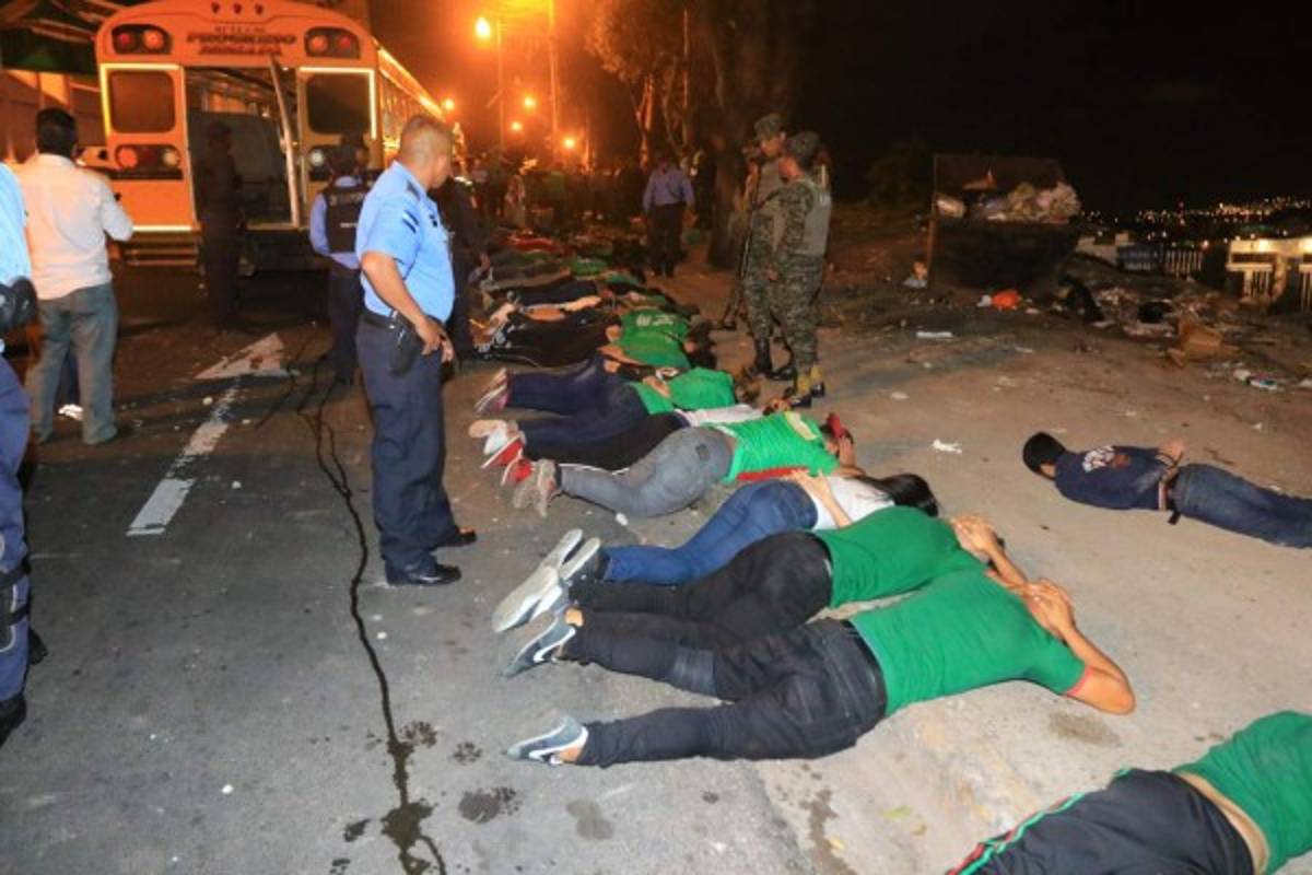 FOTOS: Barras del Olimpia y Marathón cruzan disparos en pleito