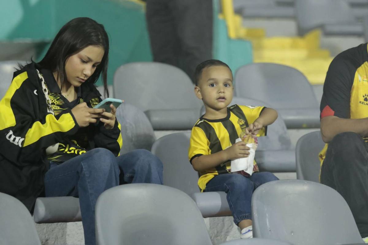 Llegando al Nacional se le avalanzaron a Moreira, las bellezas del Real España y el detalle de Jefryn Macías