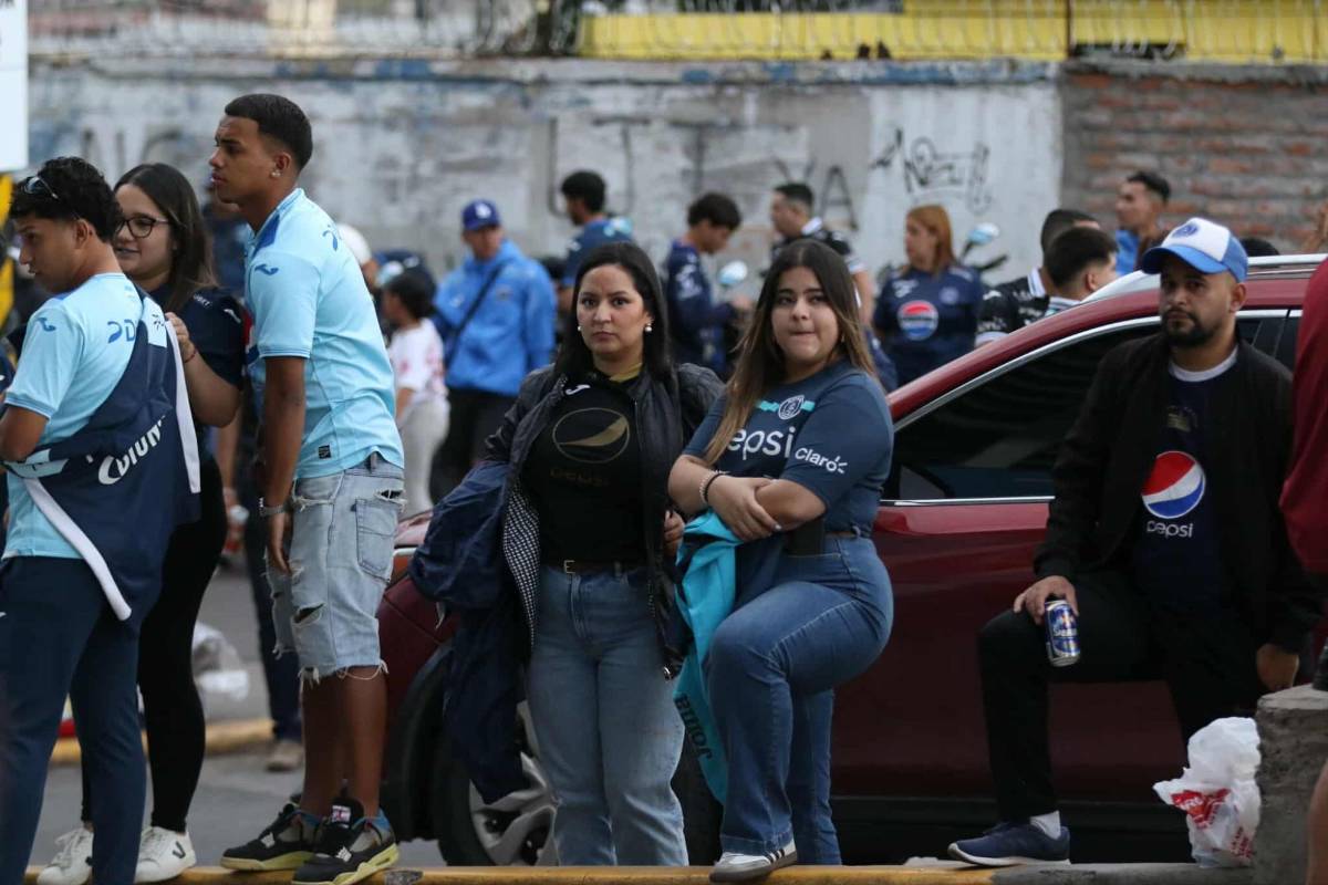 ¡Bellezas en el Nacional! Aficionada tica roba miradas y catrachas lucen espléndidas en el Motagua vs Alajuelense