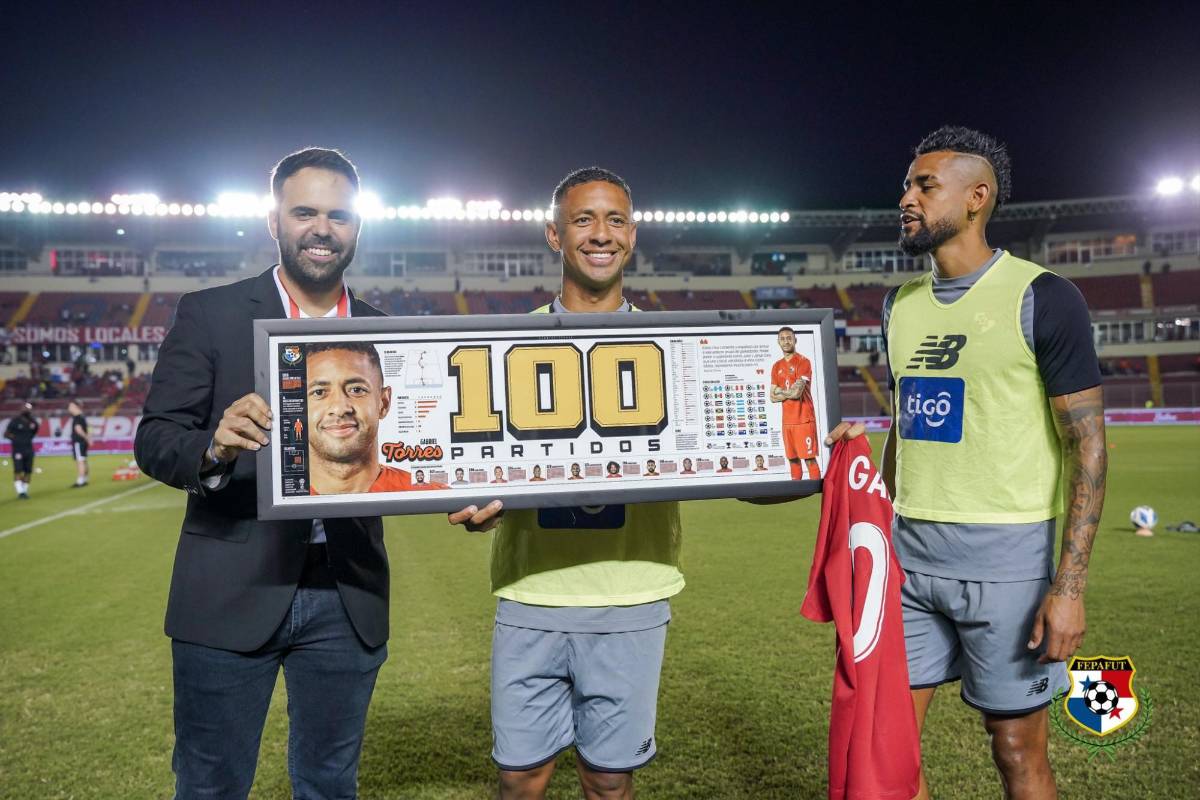 FOTOS: Abrazo eterno de Keylor Navas al nuevo “crack”, homenaje al Perro Bermúdez en el México-El Salvador y reconocimiento en Panamá