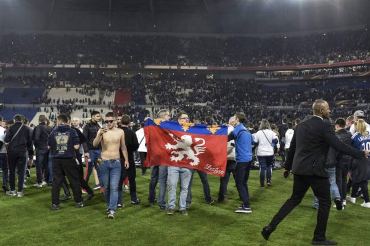 Tensión, pánico, lamentos; Las impactantes imagenes del Lyon contra el Besiktas