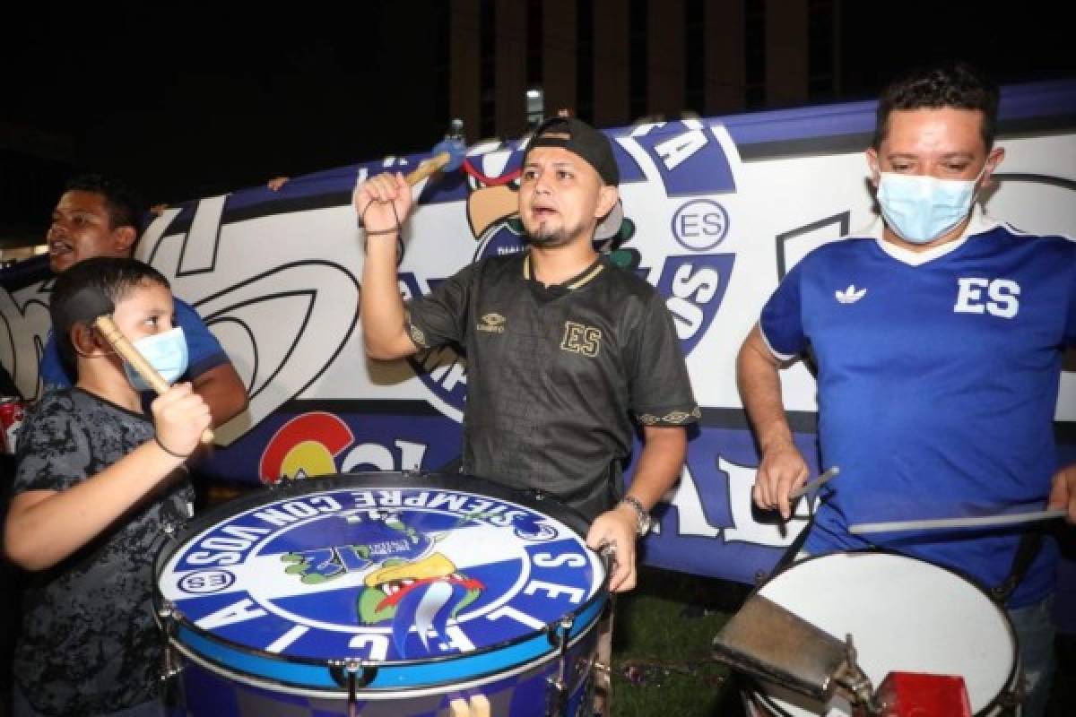 Esto es Concacaf: Salvadoreños le llevan 'serenata' a la selección de México y los insultan