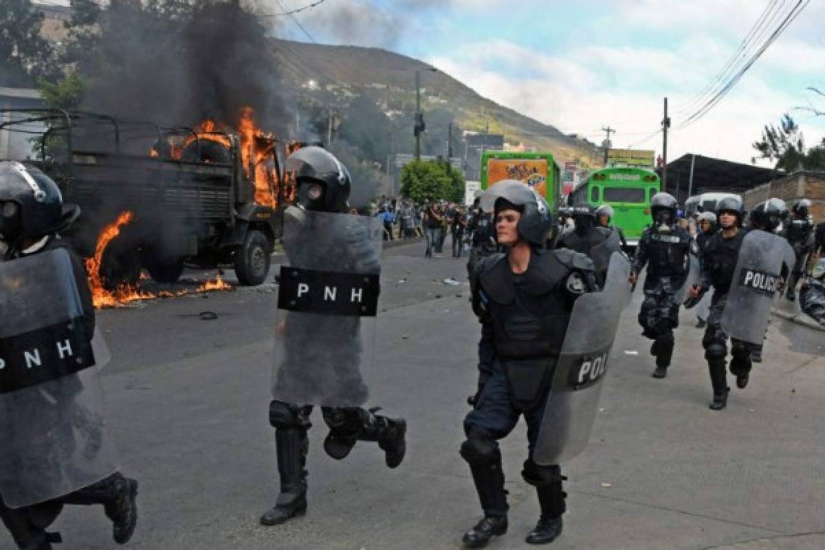 EN FOTOS: Carreteras tomadas y autos incendiados, así está Honduras este viernes