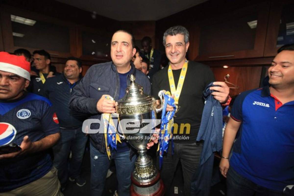 EN FOTOS: La íntima celebración de Motagua en su camerino tras ganar la copa 16