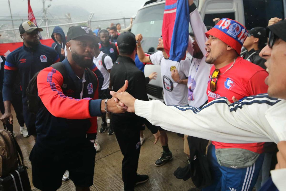 Imágenes: Así le reclamó la Ultra Fiel al Olimpia, los encerraron ¿Cuál fue la reacción de Eduardo Espinel?