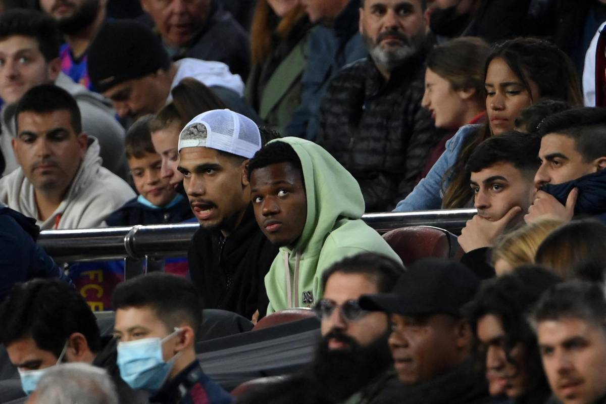 Araújo, Ansu Fati y Pedri no podían creer lo que estaba pasando en el Camp Nou.