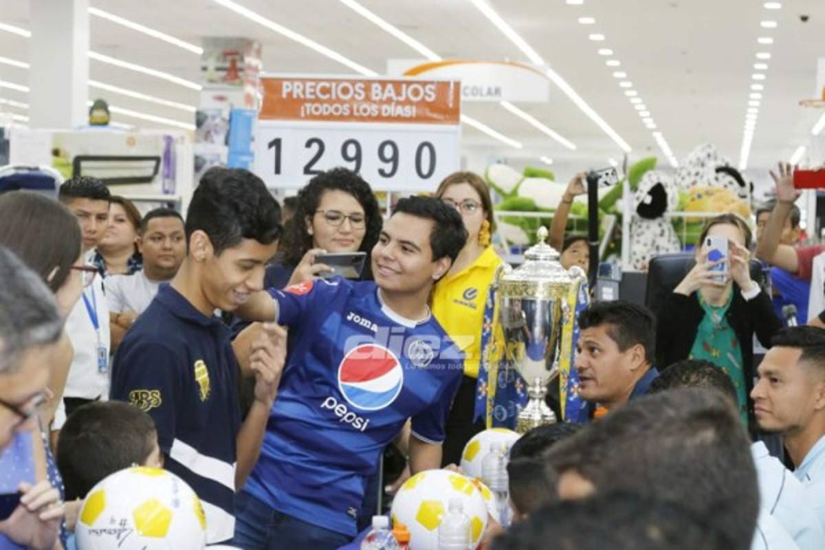 Dos chicas hermosas: Afición del Motagua acuerpa a su equipo previo al clásico ante Olimpia
