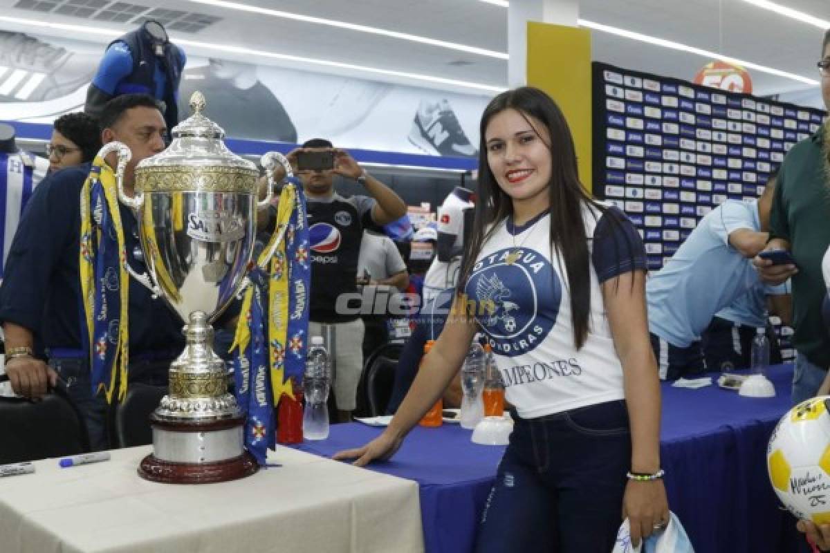 Dos chicas hermosas: Afición del Motagua acuerpa a su equipo previo al clásico ante Olimpia