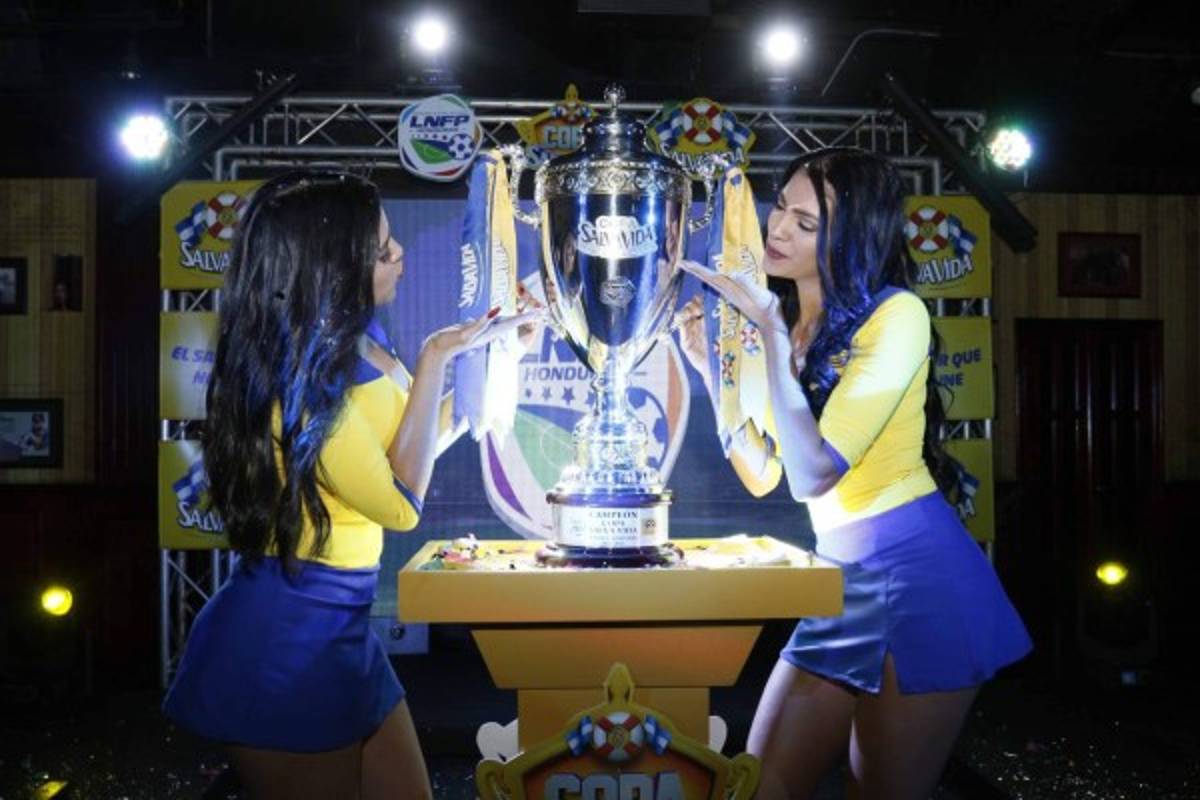 ¡LINDAS! Las espectaculares chicas que custodian la Copa Salva Vida