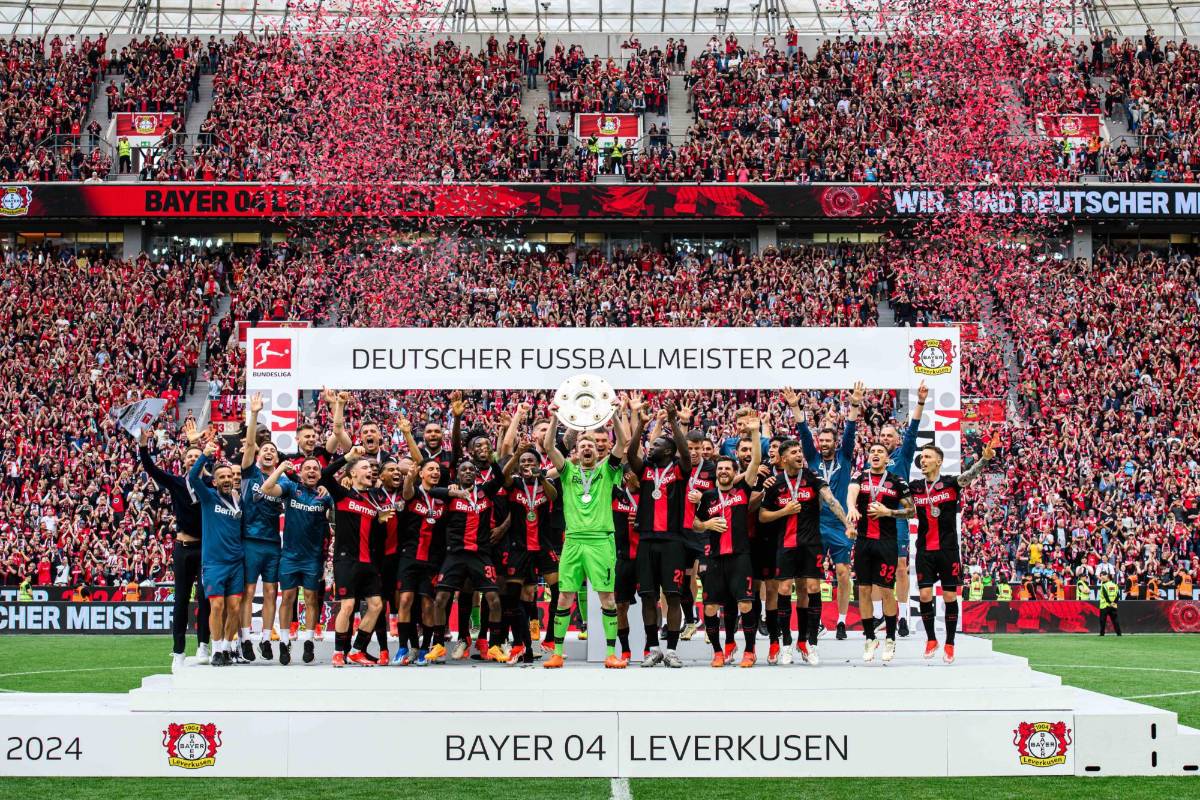 Bayer Leverkusen festeja su primer título de Bundesliga: el beso de Xabi Alonso a su esposa y descontrol en el BayArena