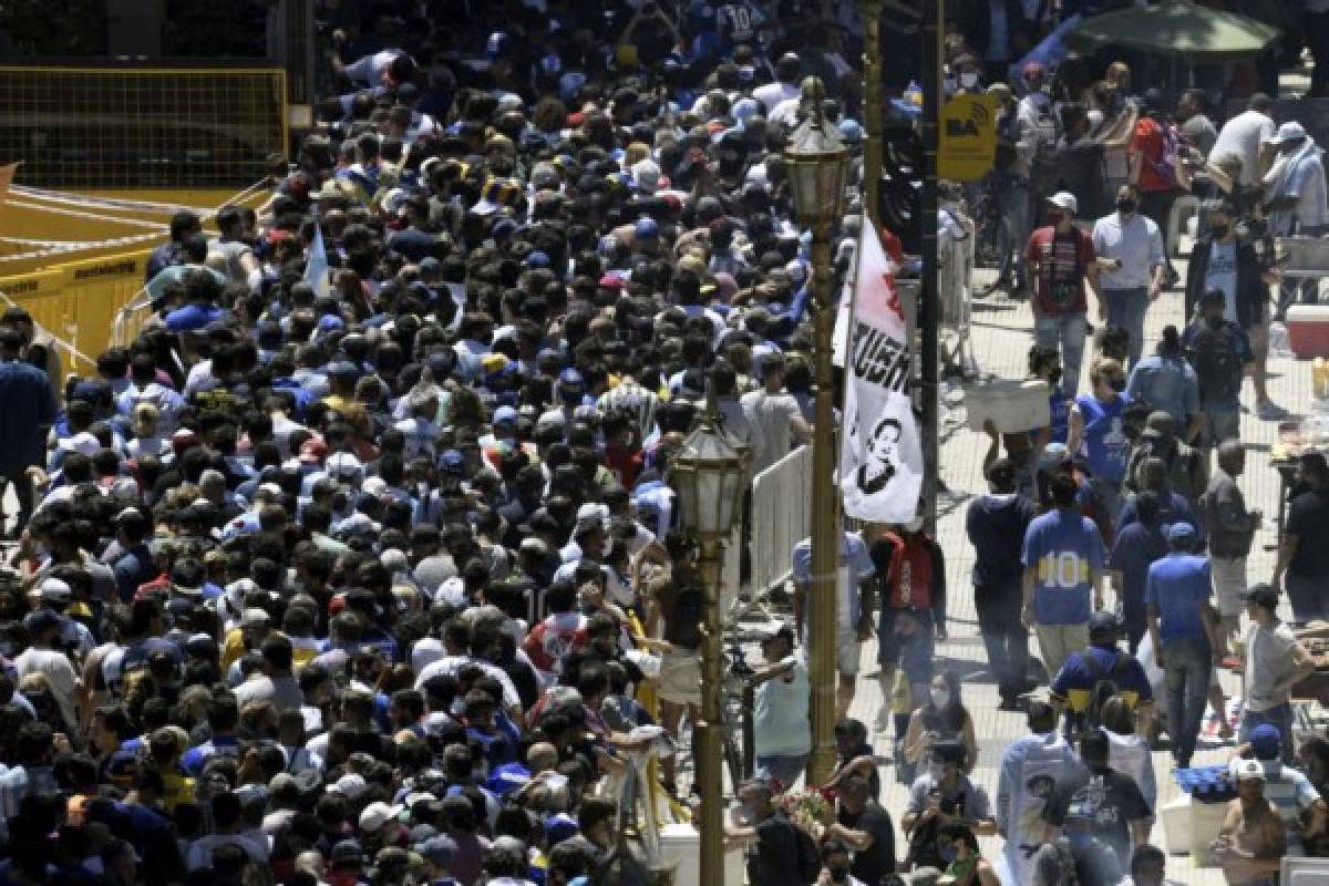 Enfrentamientos y caos total en las calles de Argentina durante el velorio de Diego Maradona