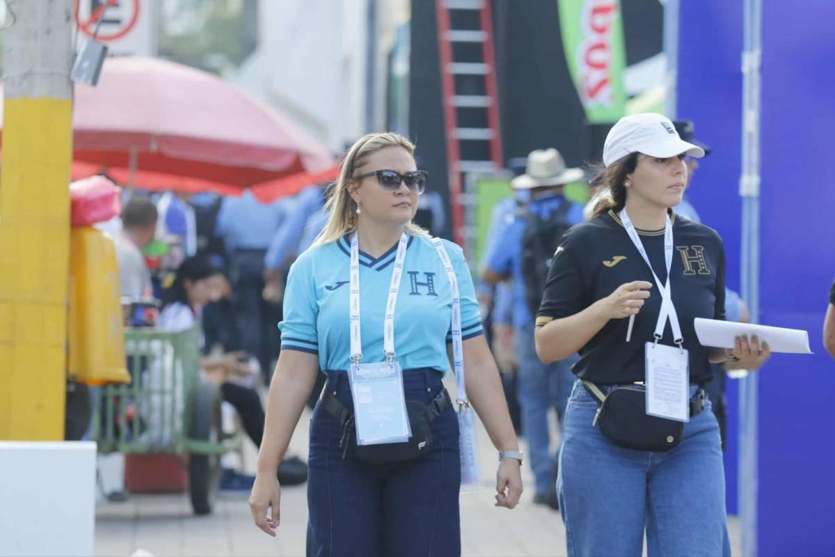 ¡Robaron suspiros! Las bellas chicas que engalanaron el Morazán para el Honduras vs Costa Rica por la eliminatoria