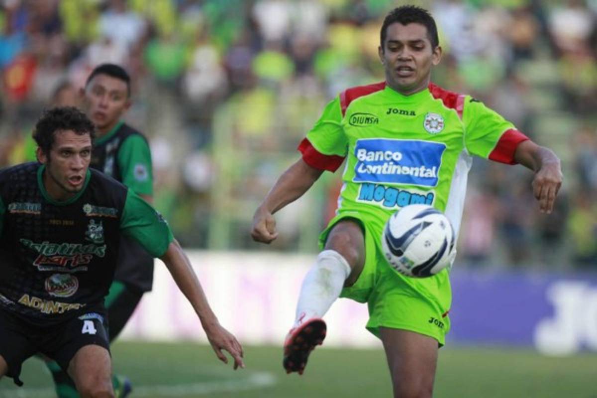 Los futbolistas irreconocibles con las camisetas de otros equipos